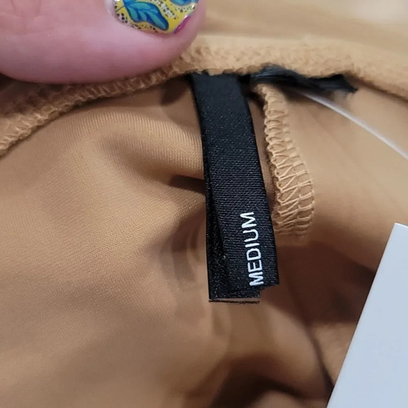 Koral Lustrous Infinity High Rise Legging in Iced Coffee - Picture 9 of 9